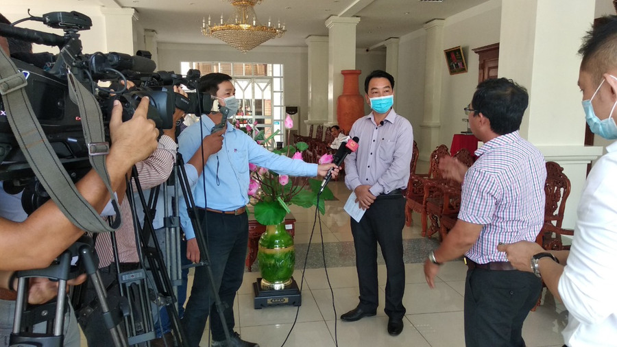 Bị tố nhũng nhiễu trong khu cách ly tập trung, 2 cán bộ bị đình chỉ công tác ảnh 1 Bị tố nhũng nhiễu trong khu cách ly tập trung, 2 cán bộ bị đình chỉ công tác ảnh 1