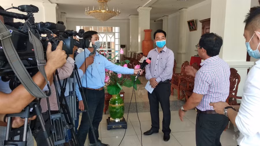 Bị tố nhũng nhiễu trong khu cách ly tập trung, 2 cán bộ bị đình chỉ công tác ảnh 1
