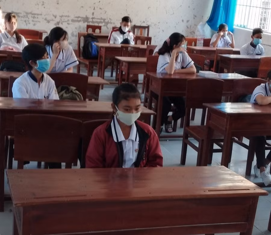 HS Cà Mau trở lại trường: Chia nhỏ sĩ số, giữ khoảng cách trong lớp học ảnh 1