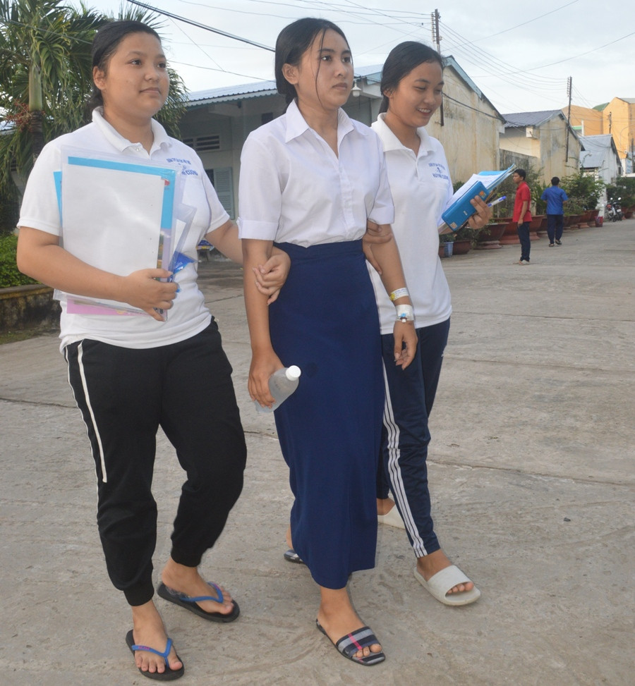 Vừa mổ ruột thừa, nữ sinh Khmer vẫn quyết tâm đi thi ảnh 1