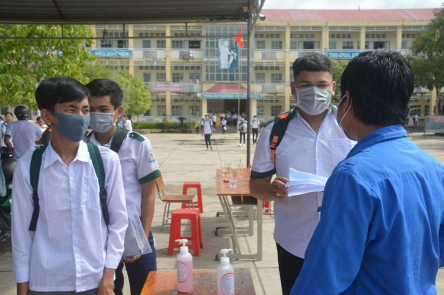 Thanh niên tình nguyện Sóc Trăng nấu cơm, tiếp sức 200 thí sinh là học sinh dân tộc Khmer ảnh 7