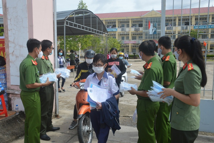 Thanh niên tình nguyện Sóc Trăng nấu cơm, tiếp sức 200 thí sinh là học sinh dân tộc Khmer ảnh 5