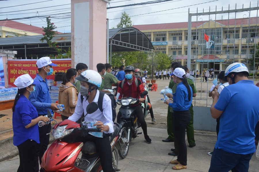 Thanh niên tình nguyện Sóc Trăng nấu cơm, tiếp sức 200 thí sinh là học sinh dân tộc Khmer ảnh 6