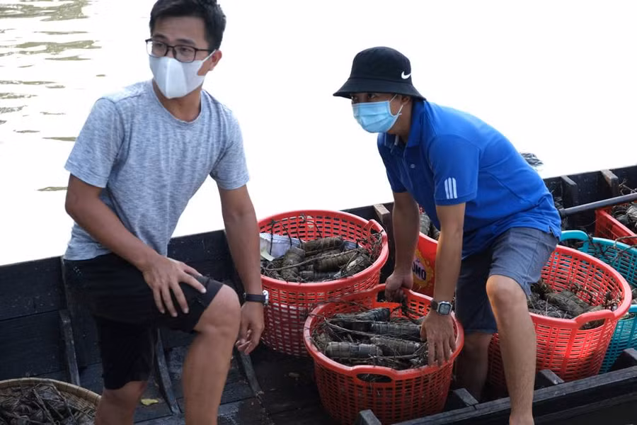 Người già, người trẻ cồn Sơn gói bánh gửi tặng tuyến đầu chống dịch ảnh 9