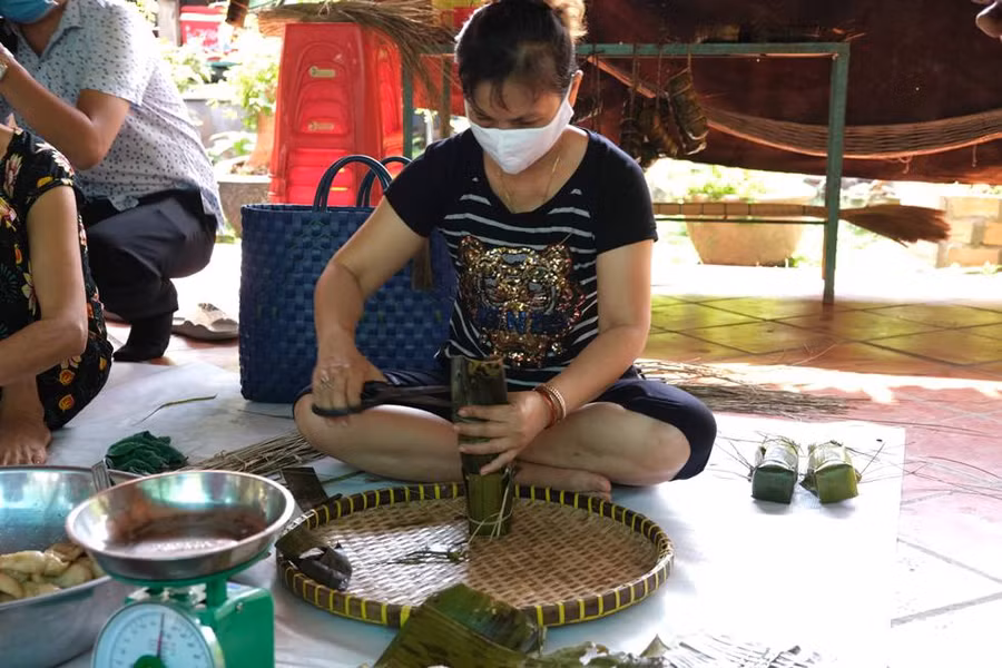 Người già, người trẻ cồn Sơn gói bánh gửi tặng tuyến đầu chống dịch ảnh 2