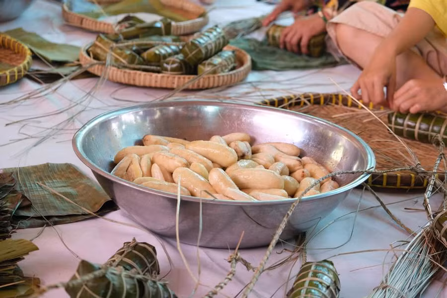 Người già, người trẻ cồn Sơn gói bánh gửi tặng tuyến đầu chống dịch ảnh 5