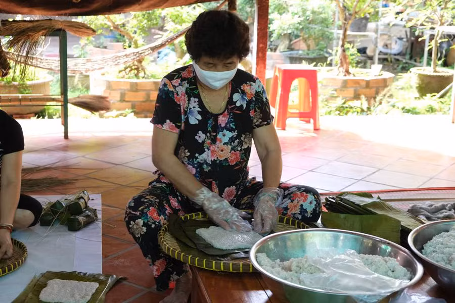 Người già, người trẻ cồn Sơn gói bánh gửi tặng tuyến đầu chống dịch ảnh 4