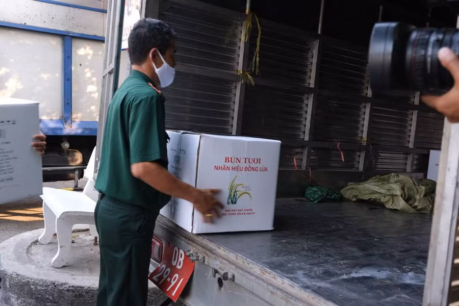 Người già, người trẻ cồn Sơn gói bánh gửi tặng tuyến đầu chống dịch ảnh 11