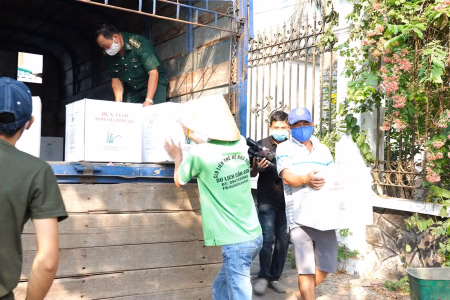 Người già, người trẻ cồn Sơn gói bánh gửi tặng tuyến đầu chống dịch ảnh 12