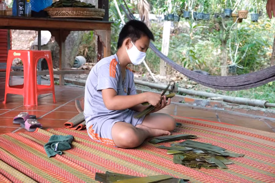 Người già, người trẻ cồn Sơn gói bánh gửi tặng tuyến đầu chống dịch ảnh 1