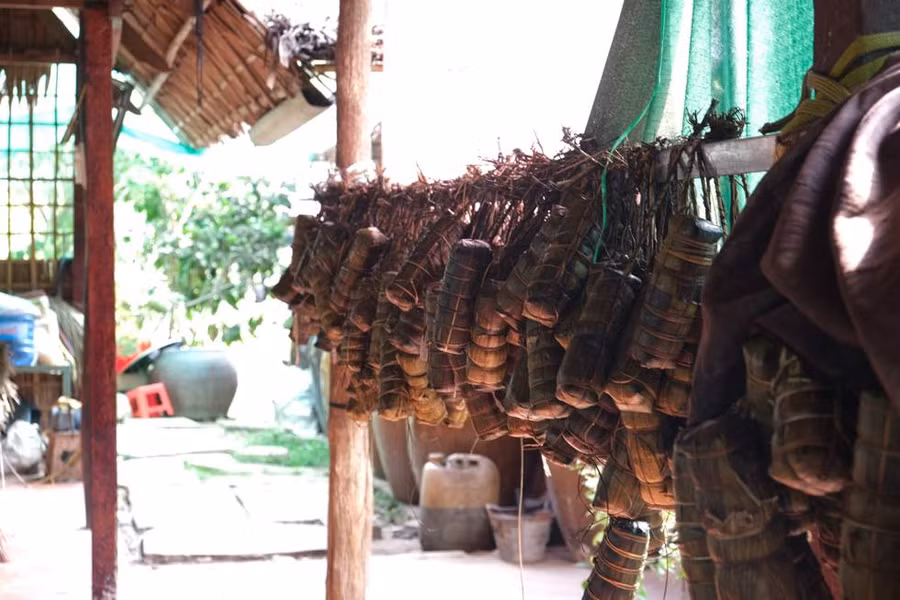 Người già, người trẻ cồn Sơn gói bánh gửi tặng tuyến đầu chống dịch ảnh 7