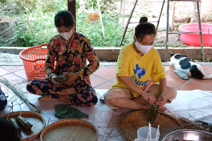 Người già, người trẻ cồn Sơn gói bánh gửi tặng tuyến đầu chống dịch ảnh 3