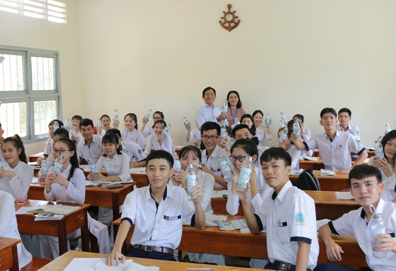 Trường ĐH Kiên Giang tặng hơn 1.000 chai thủy tinh đựng nước cho HS huyện đảo Phú Quốc ảnh 2