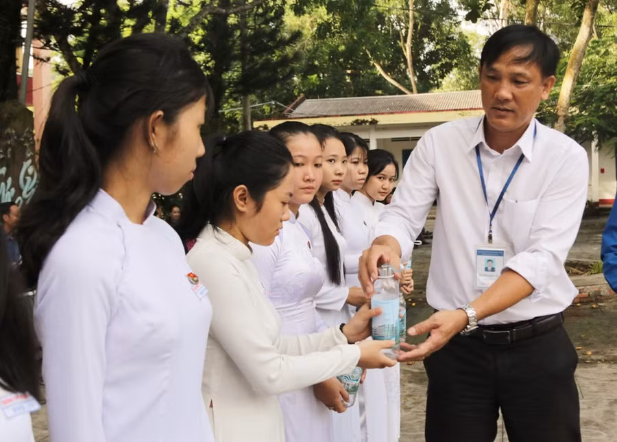 Trường ĐH Kiên Giang tặng hơn 1.000 chai thủy tinh đựng nước cho HS huyện đảo Phú Quốc ảnh 1
