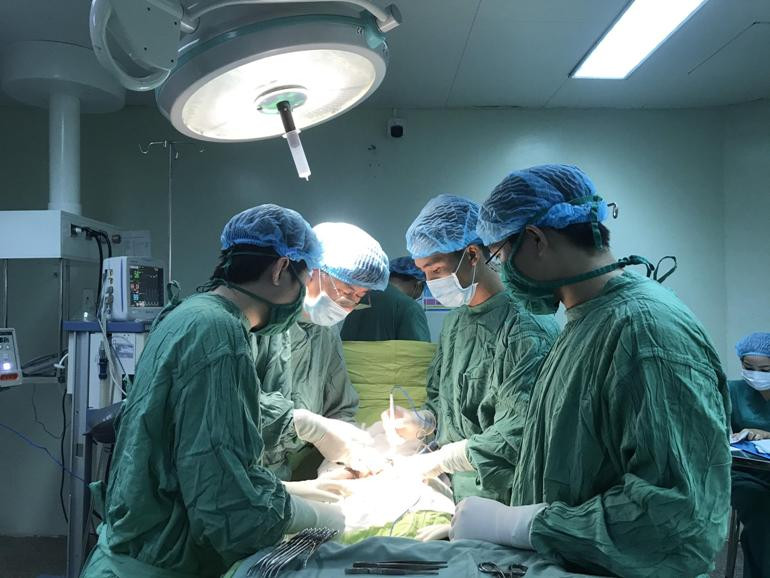 Phẫu thuật sỏi bàng quang, bất ngờ phát hiện vòng tránh thai “đi lạc”