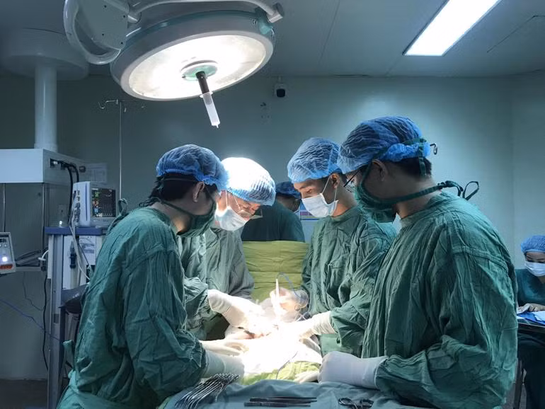 Phẫu thuật sỏi bàng quang, bất ngờ phát hiện vòng tránh thai “đi lạc” 