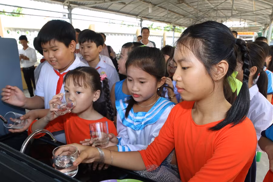 Tiền Giang: Tặng 3 máy lọc nước uống cho HS vùng hạn mặn ảnh 2