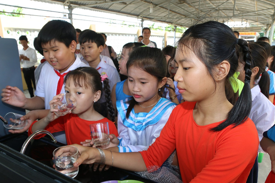 Tiền Giang: Tặng 3 máy lọc nước uống cho HS vùng hạn mặn ảnh 2 Tiền Giang: Tặng 3 máy lọc nước uống cho HS vùng hạn mặn ảnh 2