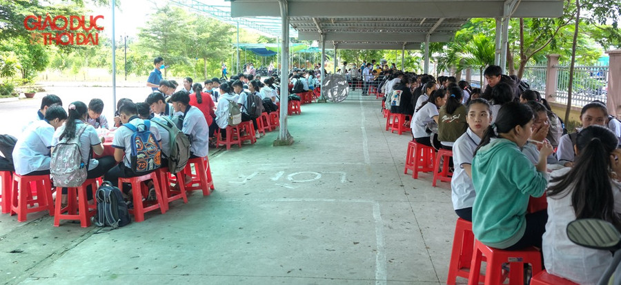 Bữa trưa nóng hổi cho thí sinh vùng sâu ảnh 1 Bữa trưa nóng hổi cho thí sinh vùng sâu ảnh 1