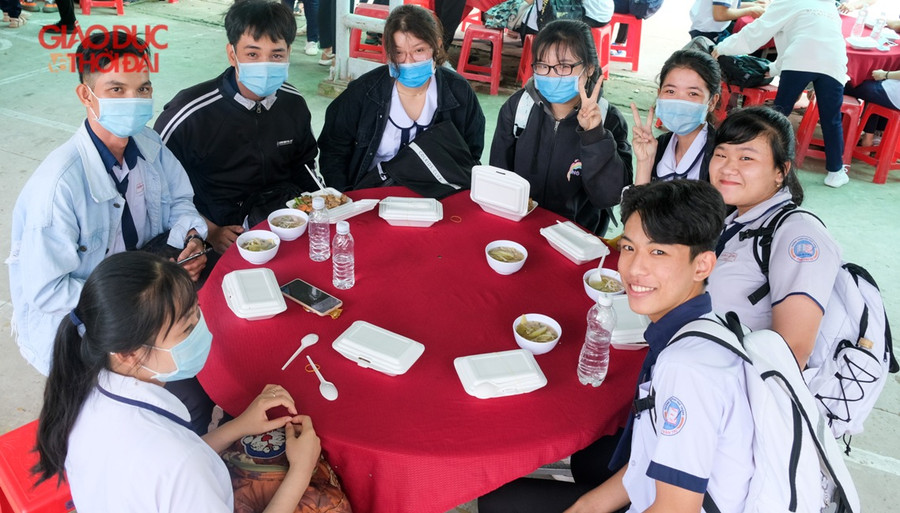 Bữa trưa nóng hổi cho thí sinh vùng sâu ảnh 5 Bữa trưa nóng hổi cho thí sinh vùng sâu ảnh 5