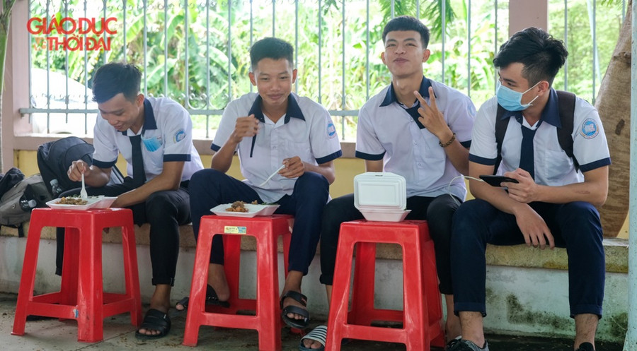 Bữa trưa nóng hổi cho thí sinh vùng sâu ảnh 6 Bữa trưa nóng hổi cho thí sinh vùng sâu ảnh 6