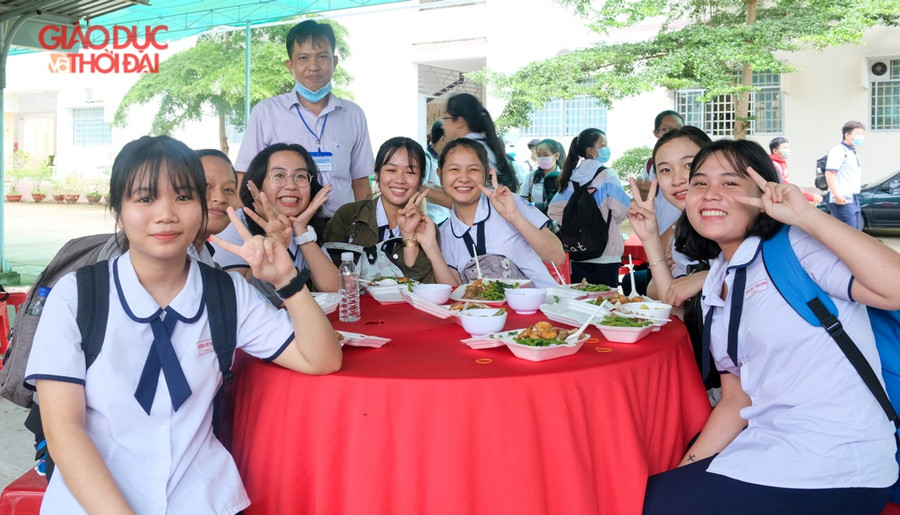 Bữa trưa nóng hổi cho thí sinh vùng sâu ảnh 4 Bữa trưa nóng hổi cho thí sinh vùng sâu ảnh 4
