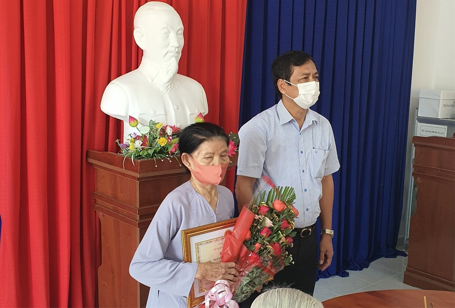 Cà Mau: Khen thưởng 5 cụ bà gom hết tiền tiết kiệm ủng hộ phòng, chống dịch Covid-19 và hạn hán ảnh 2 Cà Mau: Khen thưởng 5 cụ bà gom hết tiền tiết kiệm ủng hộ phòng, chống dịch Covid-19 và hạn hán ảnh 2
