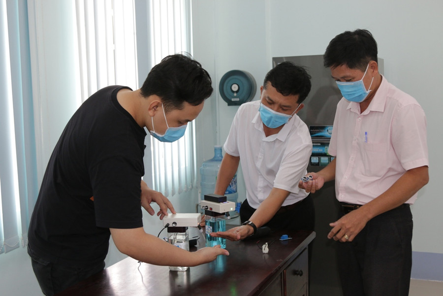 Sinh viên Trường ĐH Kiên Giang chế thiết bị khử khuẩn tay tự động "mini" ảnh 2