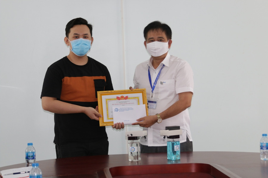 Sinh viên Trường ĐH Kiên Giang chế thiết bị khử khuẩn tay tự động "mini" ảnh 3