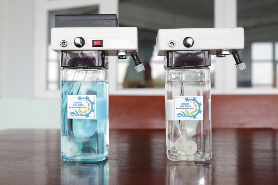 Sinh viên Trường ĐH Kiên Giang chế thiết bị khử khuẩn tay tự động "mini" ảnh 1