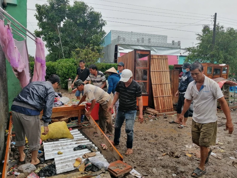 Sóc Trăng: Mưa lớn kèm theo dông lốc, hàng chục căn nhà sập