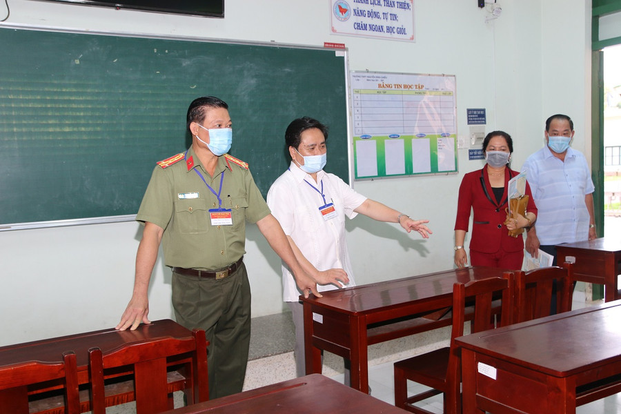 Tiền Giang: Lãnh đạo tỉnh khảo sát điểm thi, động viên tình nguyện viên