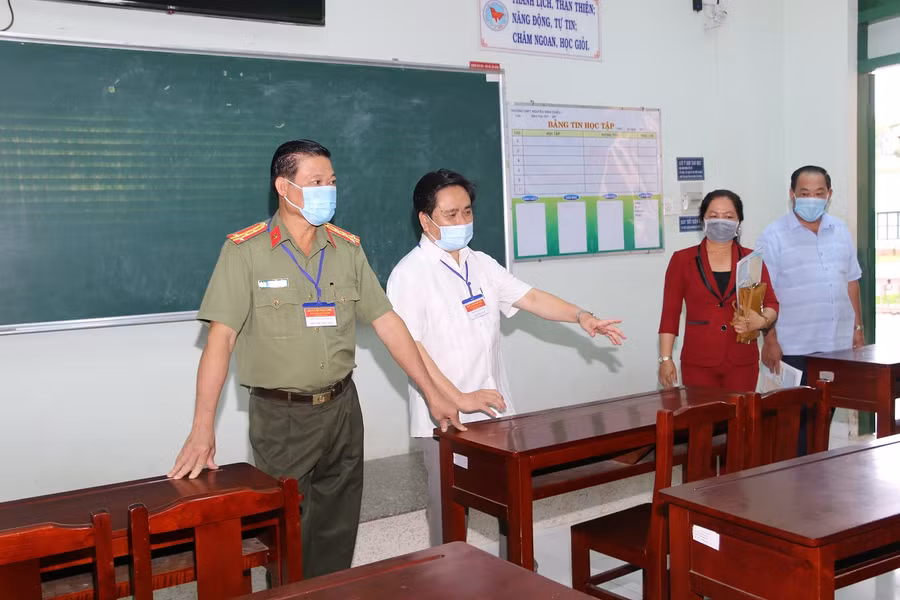 Tiền Giang: Lãnh đạo tỉnh khảo sát điểm thi, động viên tình nguyện viên