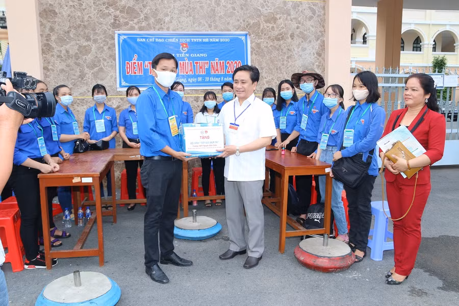 Tiền Giang: Lãnh đạo tỉnh khảo sát điểm thi, động viên tình nguyện viên ảnh 1