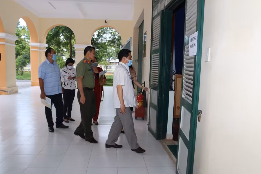 Tiền Giang: Lãnh đạo tỉnh khảo sát điểm thi, động viên tình nguyện viên ảnh 2