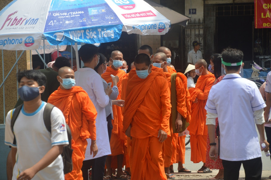 Điểm thi đặc biệt với nhiều bóng áo vàng tăng sinh ảnh 1