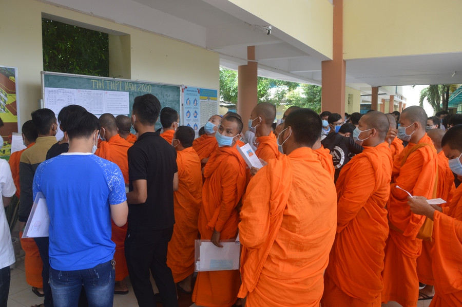 Điểm thi đặc biệt với nhiều bóng áo vàng tăng sinh ảnh 2