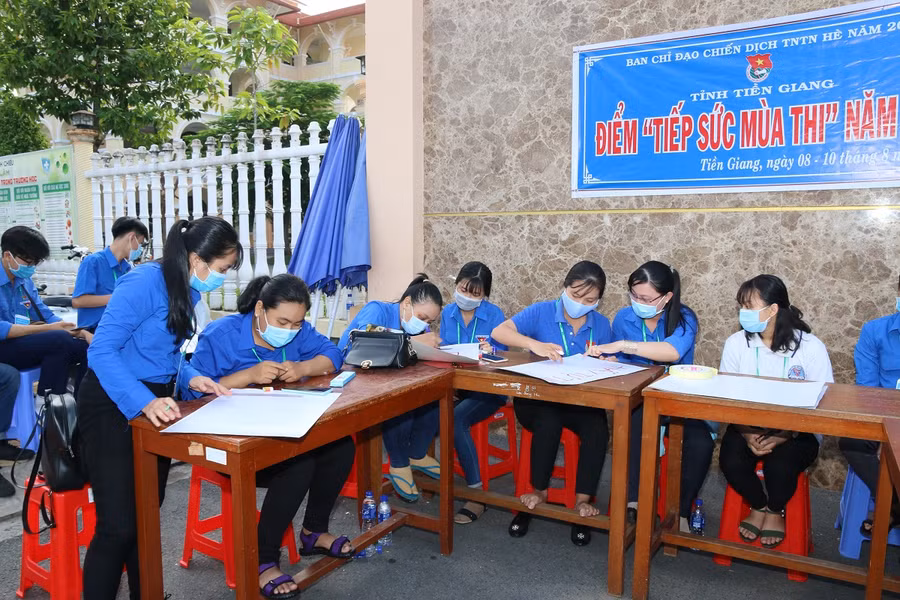 Tiền Giang: Lãnh đạo tỉnh khảo sát điểm thi, động viên tình nguyện viên ảnh 4