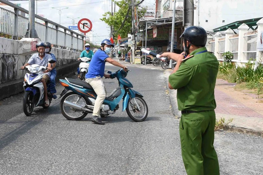 Cà Mau: Xử phạt nhiều trường hợp không đeo khẩu trang nơi công cộng