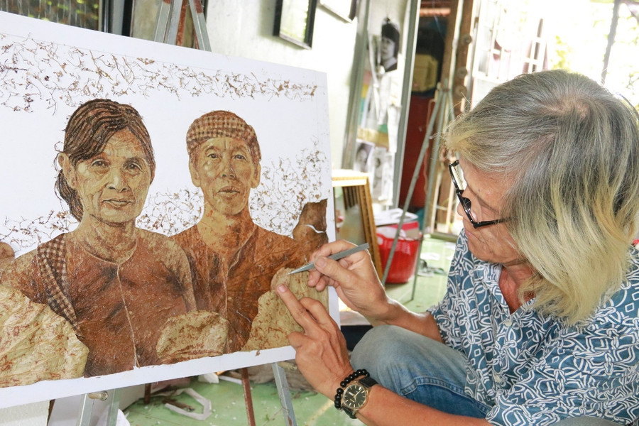 Lão họa sĩ làm tranh Bác Hồ từ lá sen ảnh 2