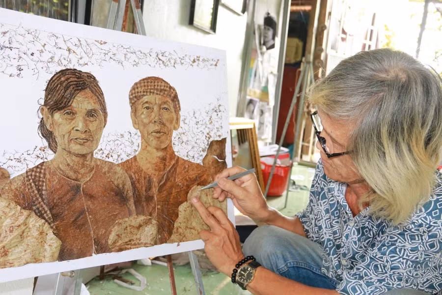 Lão họa sĩ làm tranh Bác Hồ từ lá sen ảnh 2