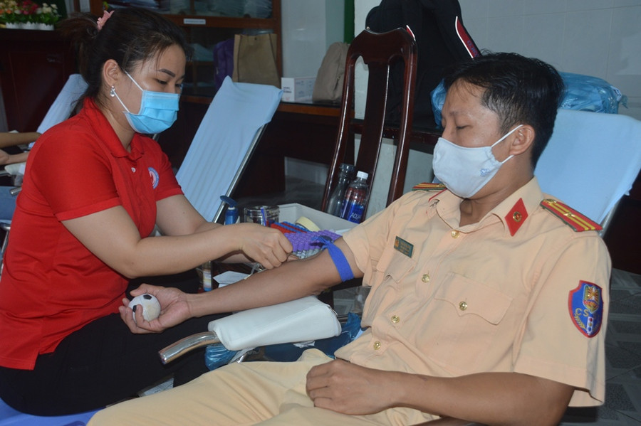 Hơn 200 cán bộ, chiến sĩ công an Sóc Trăng hiến máu cứu người ảnh 1