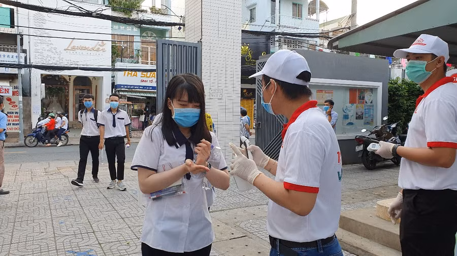Phòng dịch nghiêm ngặt trong buổi thi đầu tiên ảnh 1