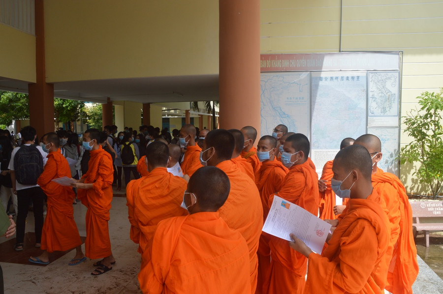 Điểm thi đặc biệt với sắc màu áo cà sa và áo lính ảnh 5