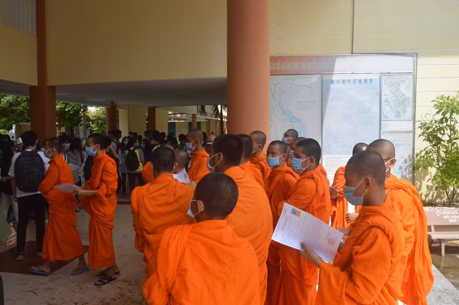 Điểm thi đặc biệt với sắc màu áo cà sa và áo lính ảnh 5