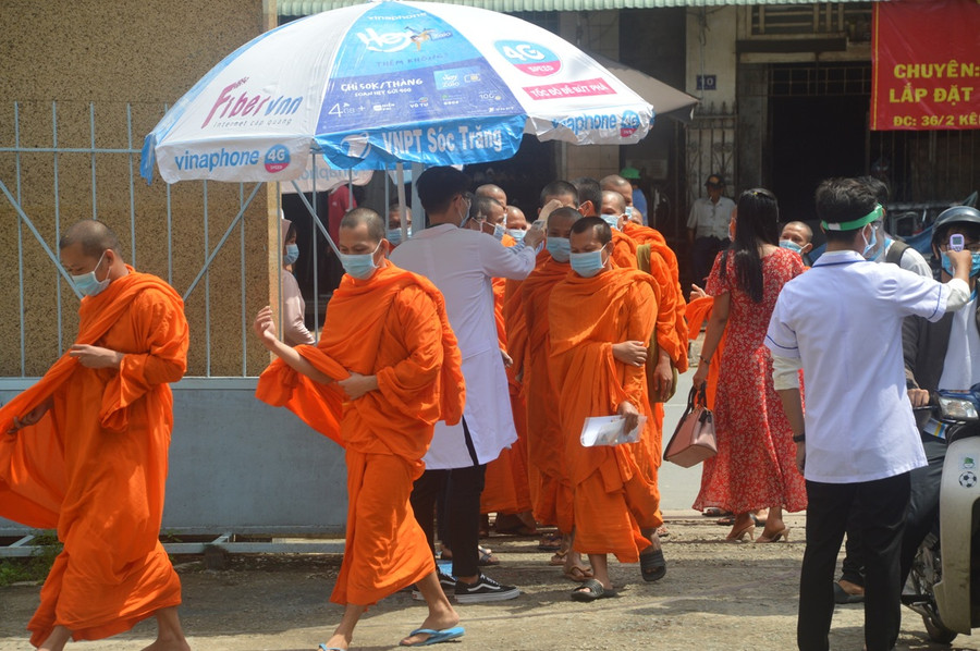 Điểm thi đặc biệt với sắc màu áo cà sa và áo lính ảnh 1