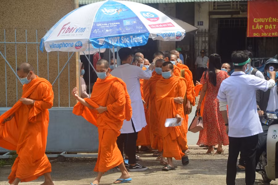 Điểm thi đặc biệt với sắc màu áo cà sa và áo lính ảnh 1