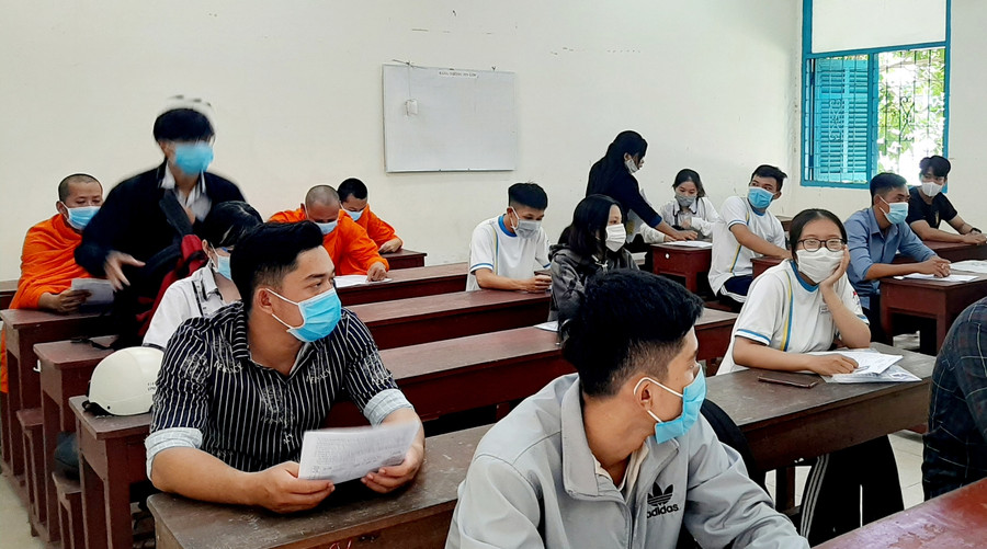 Điểm thi đặc biệt với sắc màu áo cà sa và áo lính ảnh 9 Điểm thi đặc biệt với sắc màu áo cà sa và áo lính ảnh 9