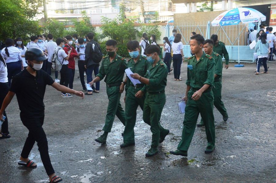 Điểm thi đặc biệt với sắc màu áo cà sa và áo lính ảnh 8