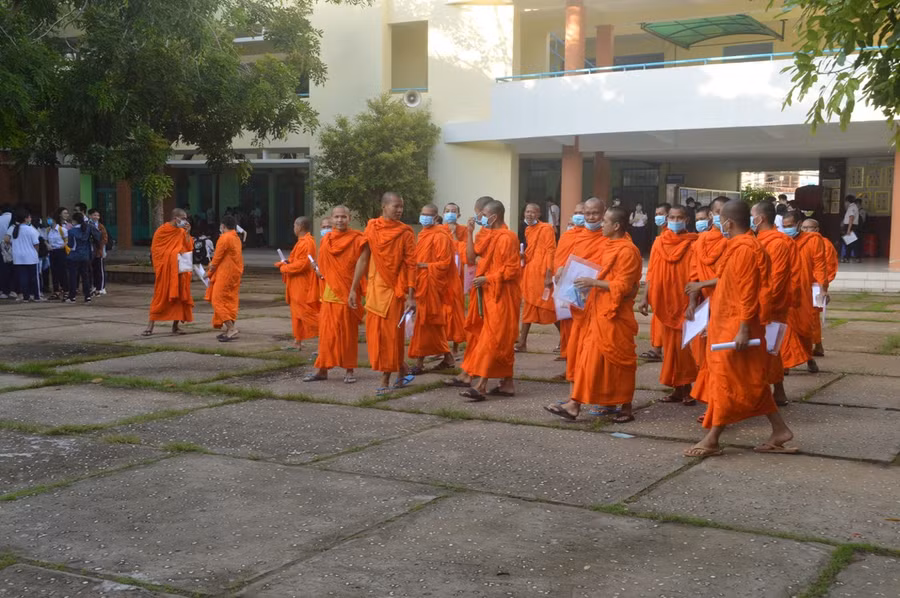 Điểm thi đặc biệt với sắc màu áo cà sa và áo lính ảnh 3